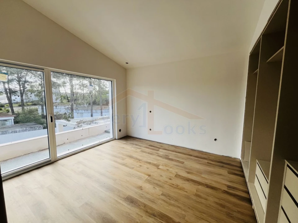 Moradia T4 para Venda em Santa Maria, São Pedro e Sobral da Lagoa Foto 8