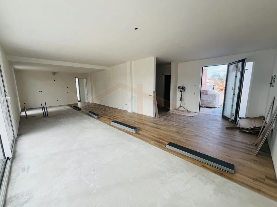 Moradia T4 para Venda em Santa Maria, São Pedro e Sobral da Lagoa Foto 3