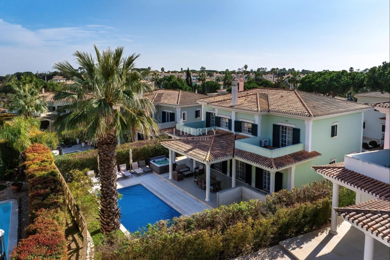 Moradia T4 para Venda em Almancil Foto 26