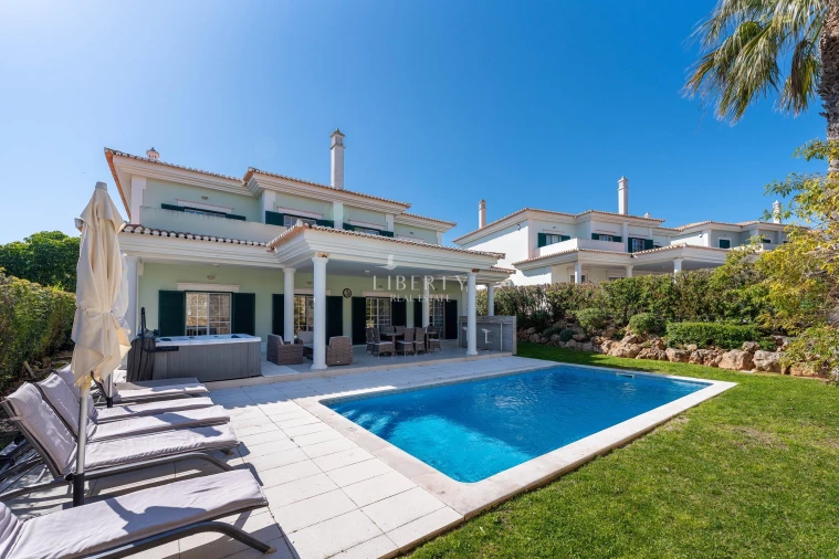 Moradia T4 para Venda em Almancil Foto 24