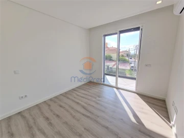 Apartamento T2 para Venda em Santo António dos Cavaleiros e Frielas