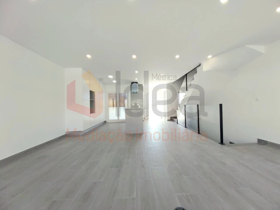 Moradia T2 para Venda em Corroios Foto 1