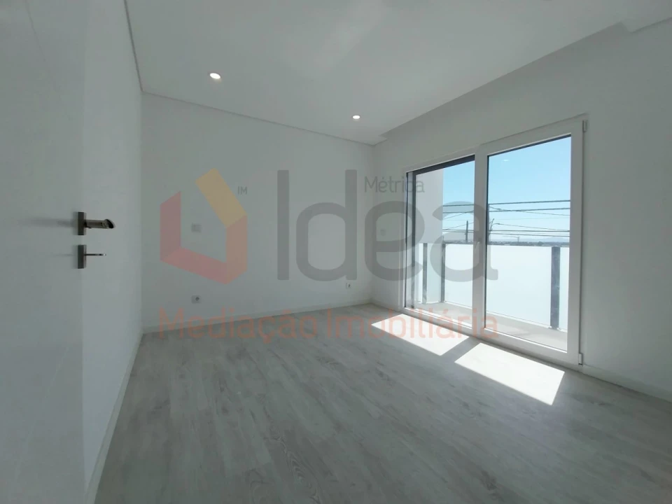 Moradia T2 para Venda em Corroios Foto 20