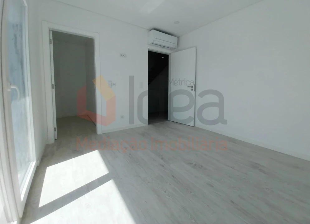 Moradia T2 para Venda em Corroios Foto 23