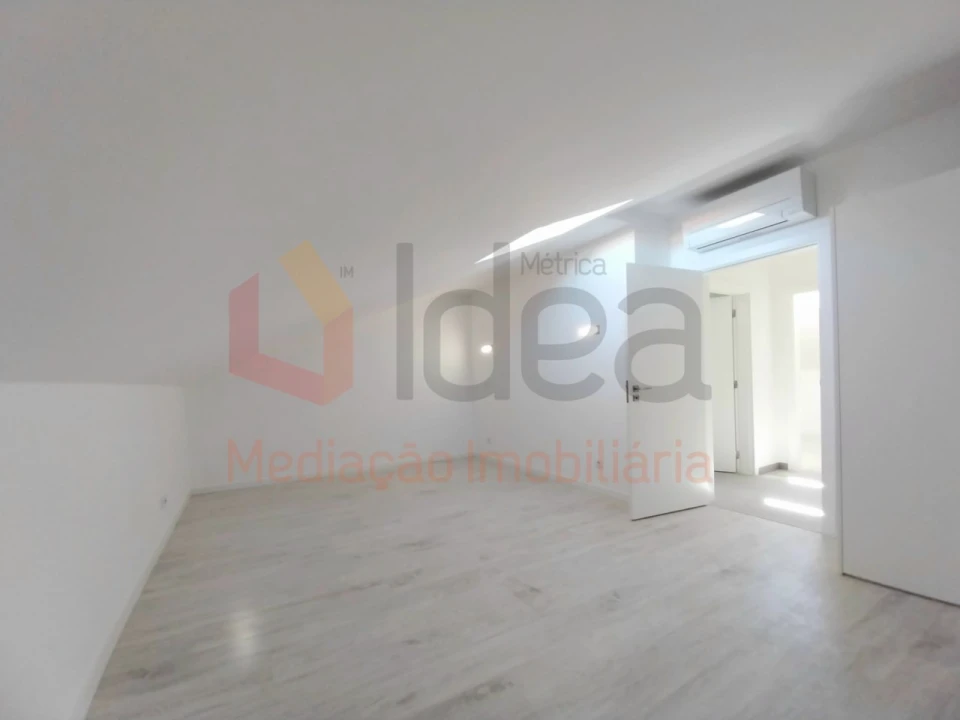 Moradia T2 para Venda em Corroios Foto 28