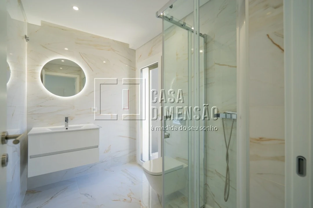 Moradia T4 para Venda em Corroios Foto 24