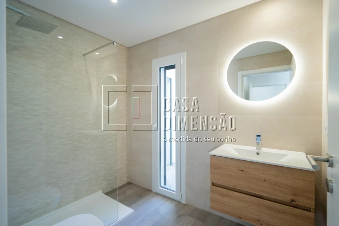 Moradia T4 para Venda em Corroios Foto 34