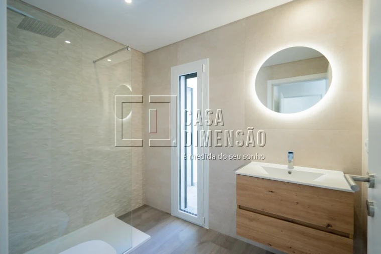 Moradia T4 para Venda em Corroios Foto 34