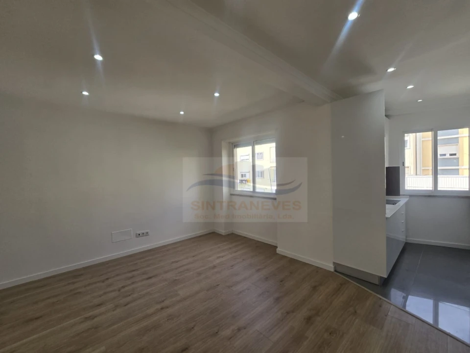 Apartamento T3 para Venda em Queluz e Belas Foto 1