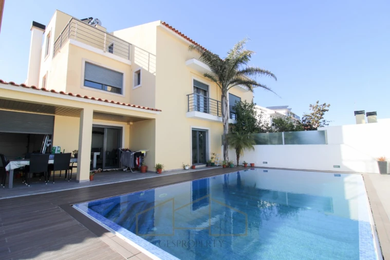 Moradia T3 para Venda em Charneca de Caparica e Sobreda