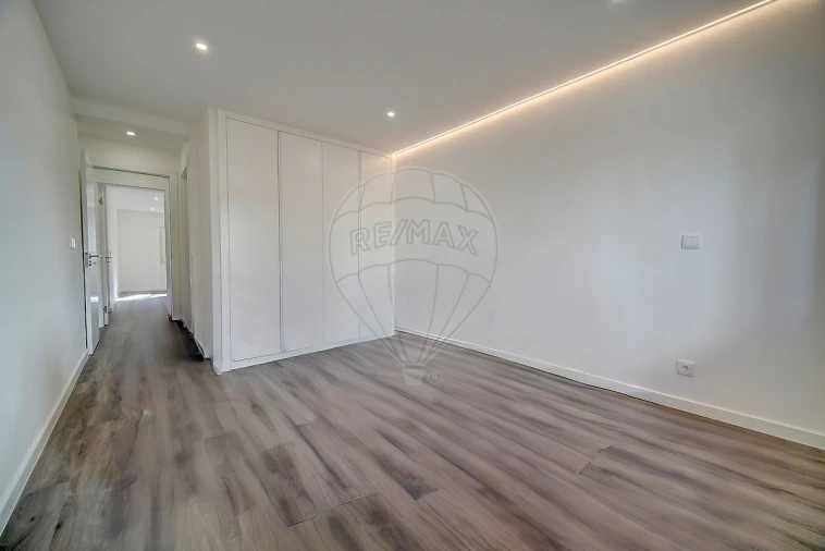 Apartamento T3 para Venda em Massamá e Monte Abraão Foto 11