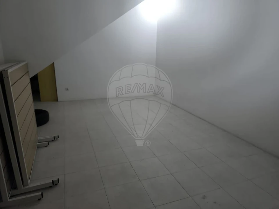 Loja para Arrendamento em Paços de Brandão Foto 9