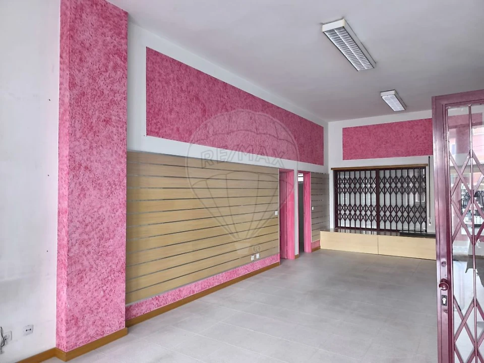 Loja para Arrendamento em Paços de Brandão Foto 2