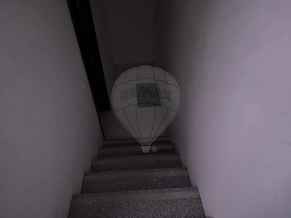 Loja para Arrendamento em Paços de Brandão Foto 8