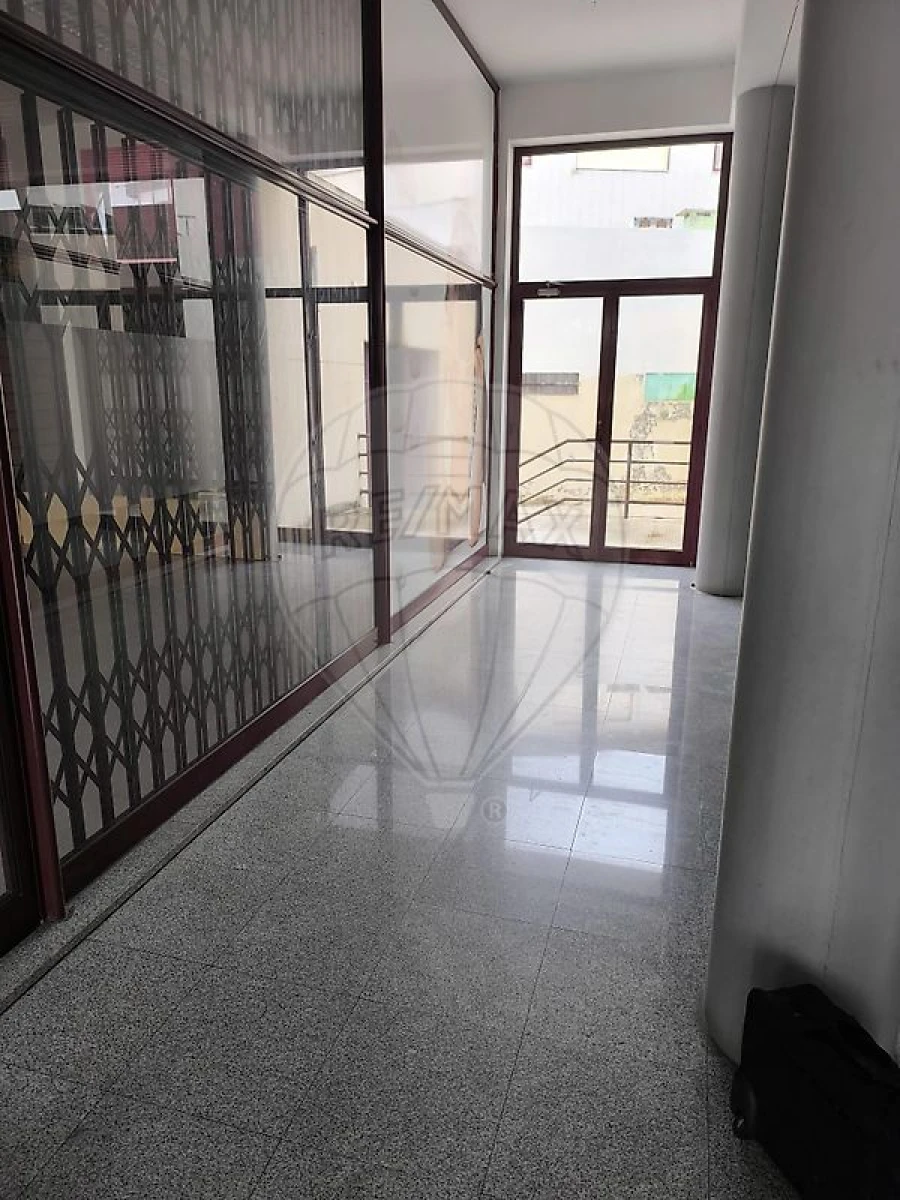 Loja para Arrendamento em Paços de Brandão Foto 11