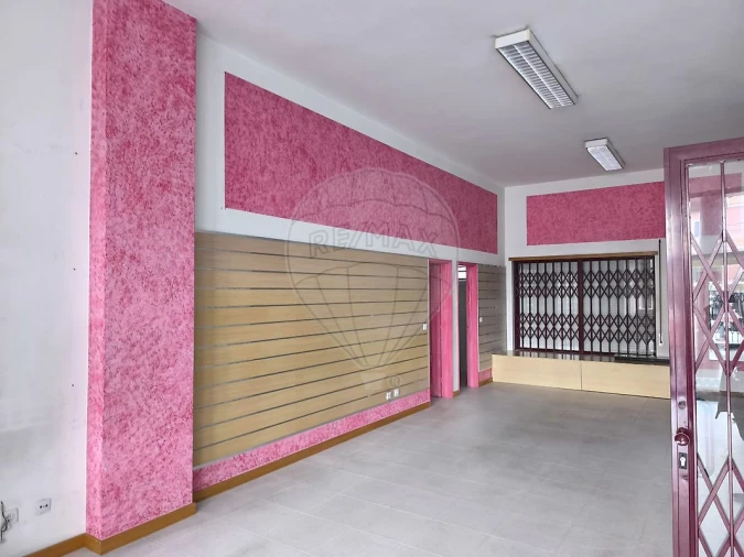 Loja para Arrendamento em Paços de Brandão Foto 2