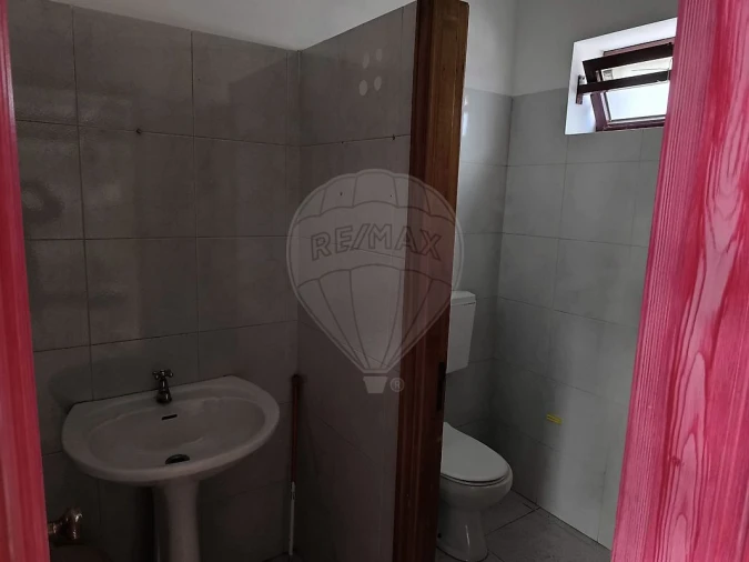 Loja para Arrendamento em Paços de Brandão Foto 5