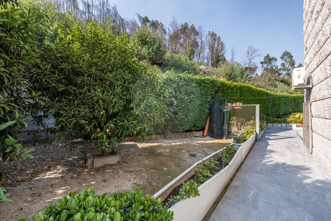 Moradia T3 para Venda em Gonça Foto 40