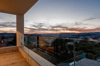 Moradia T4 para Venda em Creixomil