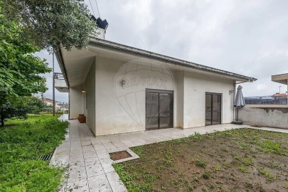 Moradia T4 para Venda em Lomar e Arcos