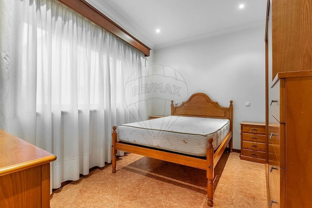 Moradia T4 para Venda em Azurem Foto 9