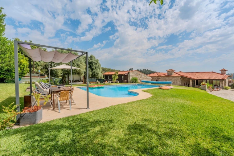 Moradia T9 para Venda em Alheira e Igreja Nova Foto 1