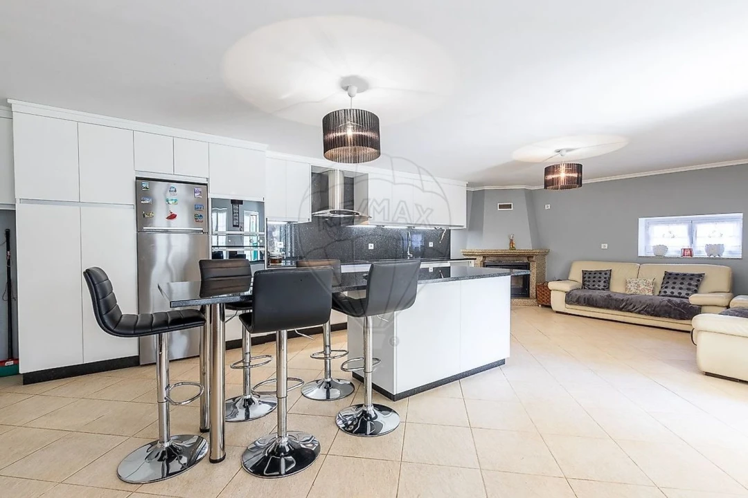 Moradia T4 para Venda em Covelo do Geres Foto 3