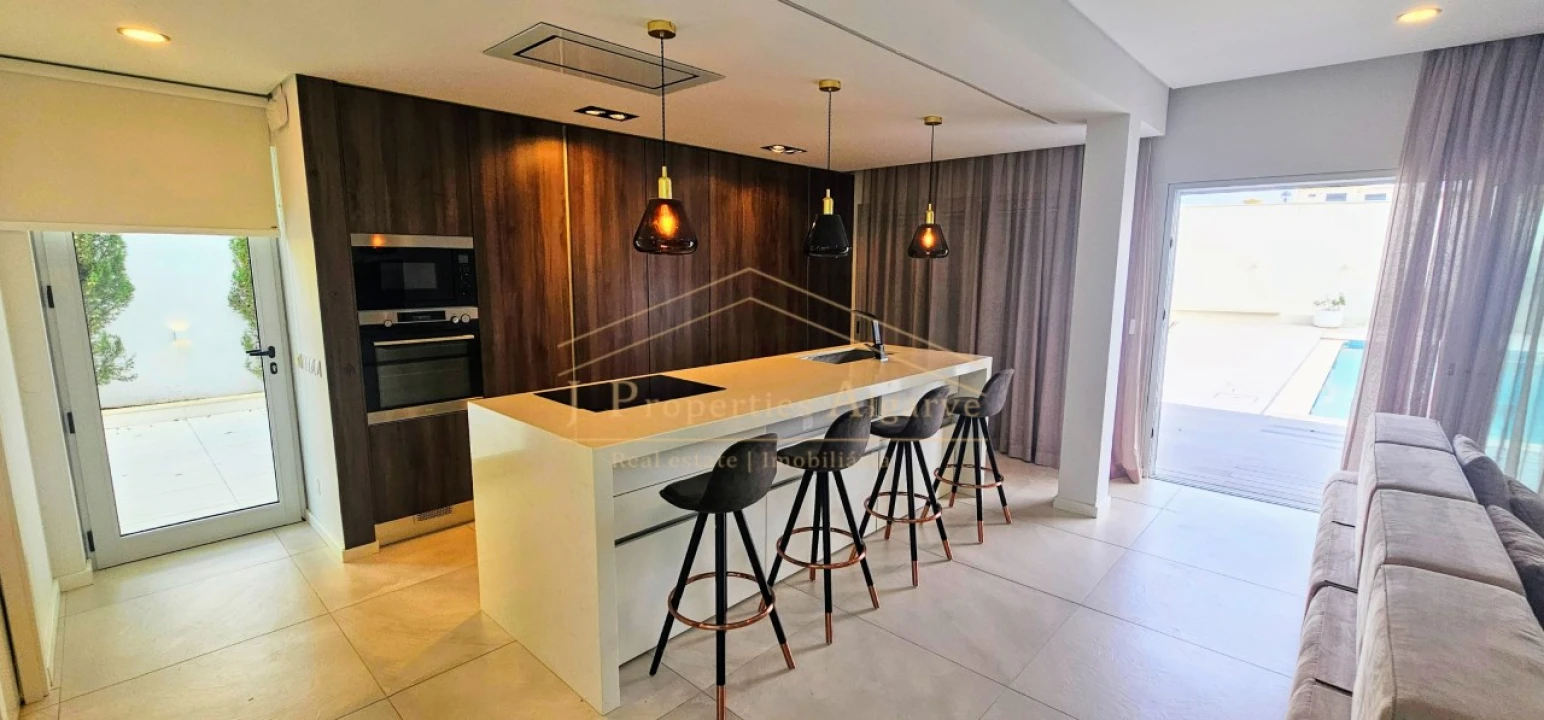 Moradia T5 para Venda em Montenegro Foto 3