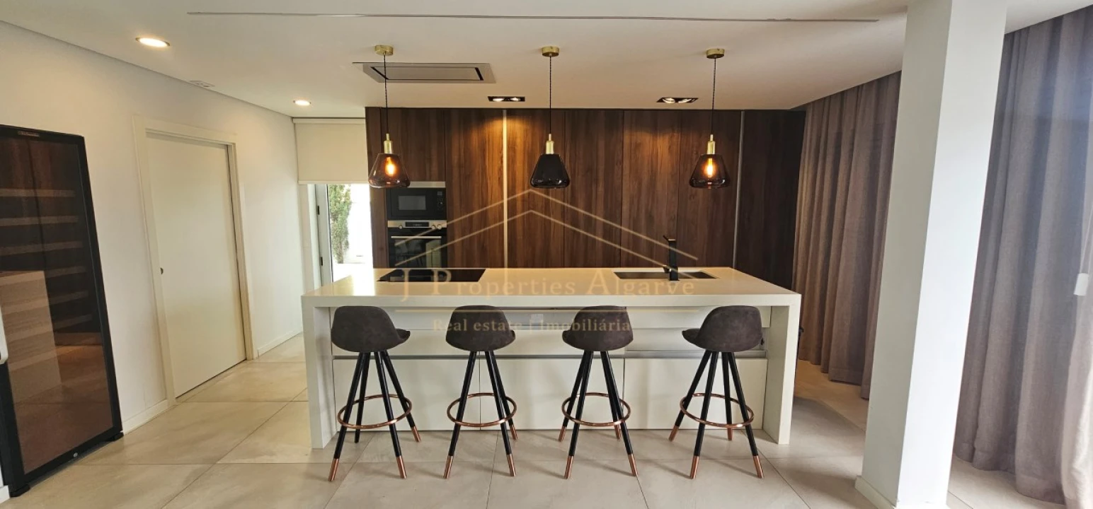 Moradia T5 para Venda em Montenegro Foto 4