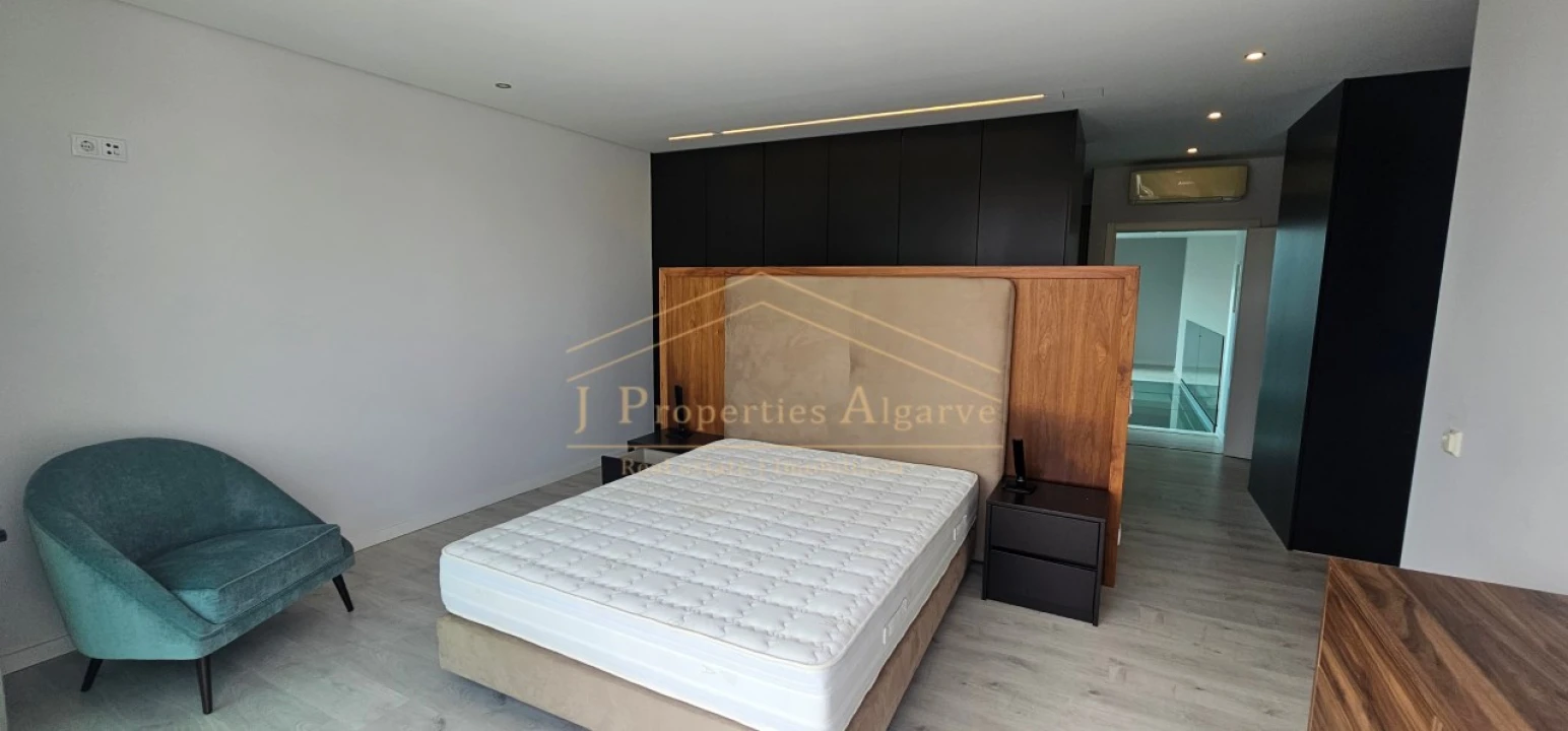 Moradia T5 para Venda em Montenegro Foto 13