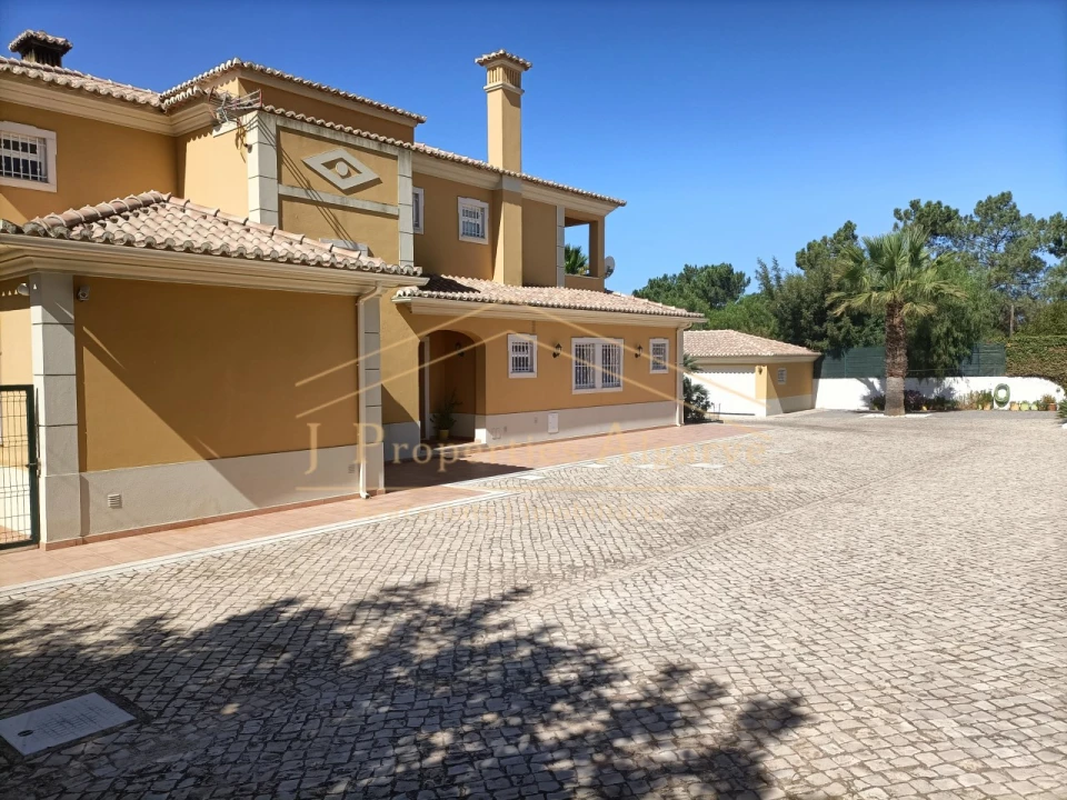 Moradia T5 para Venda em Quarteira Foto 6