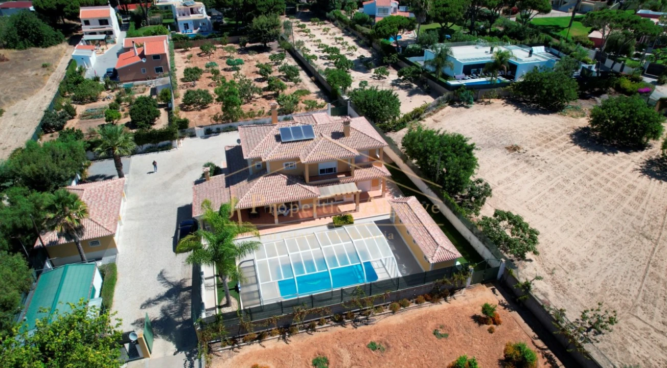 Moradia T5 para Venda em Quarteira Foto 1