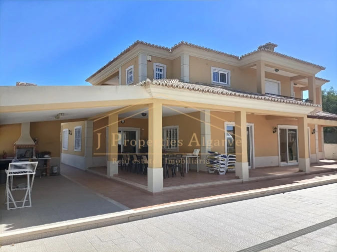 Moradia T5 para Venda em Quarteira Foto 4