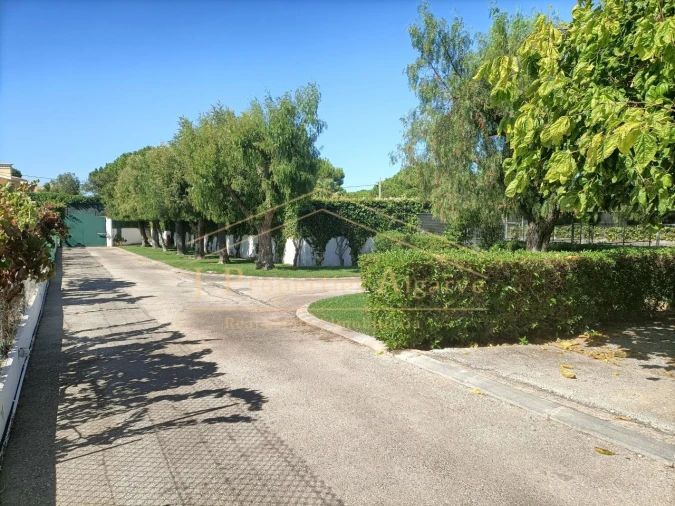 Moradia T5 para Venda em Quarteira Foto 7