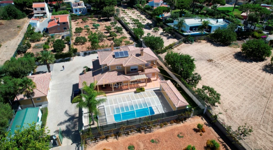 Moradia T5 para Venda em Quarteira