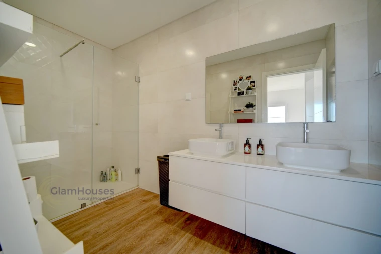 Moradia T4 para Arrendamento em Encarnação Foto 44