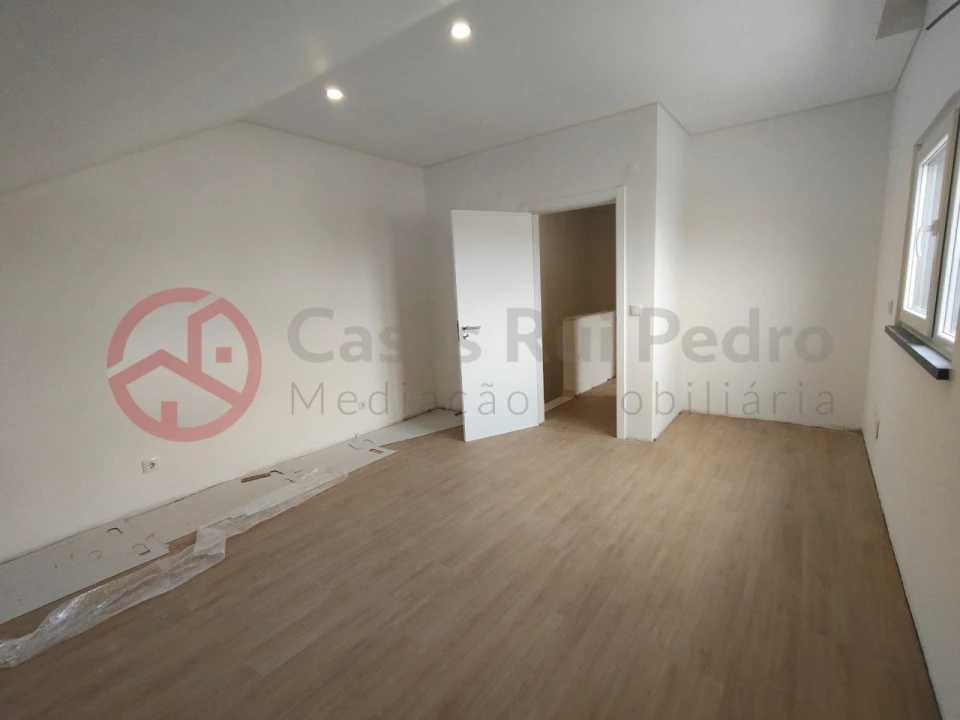 Moradia T4 para Venda em Fernao Ferro Foto 12