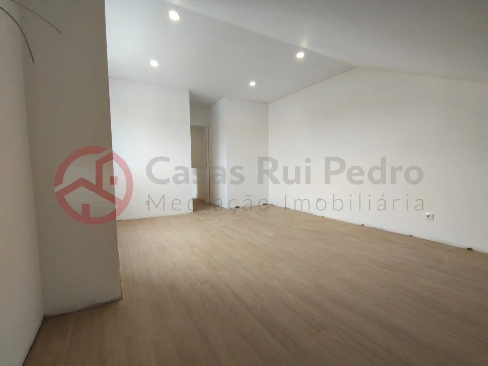 Moradia T4 para Venda em Fernao Ferro Foto 1