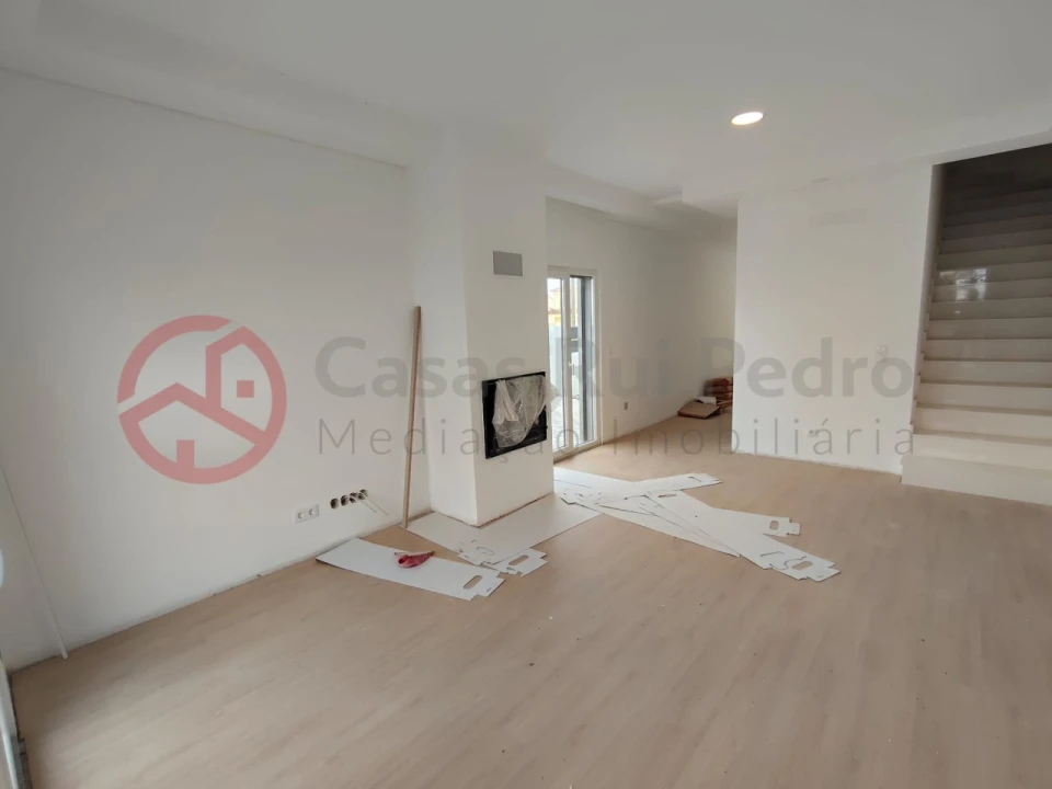 Moradia T4 para Venda em Fernao Ferro Foto 3