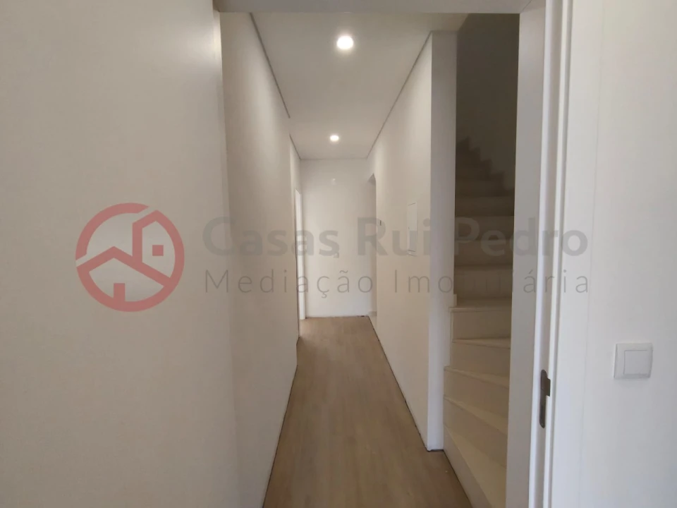 Moradia T4 para Venda em Fernao Ferro Foto 27