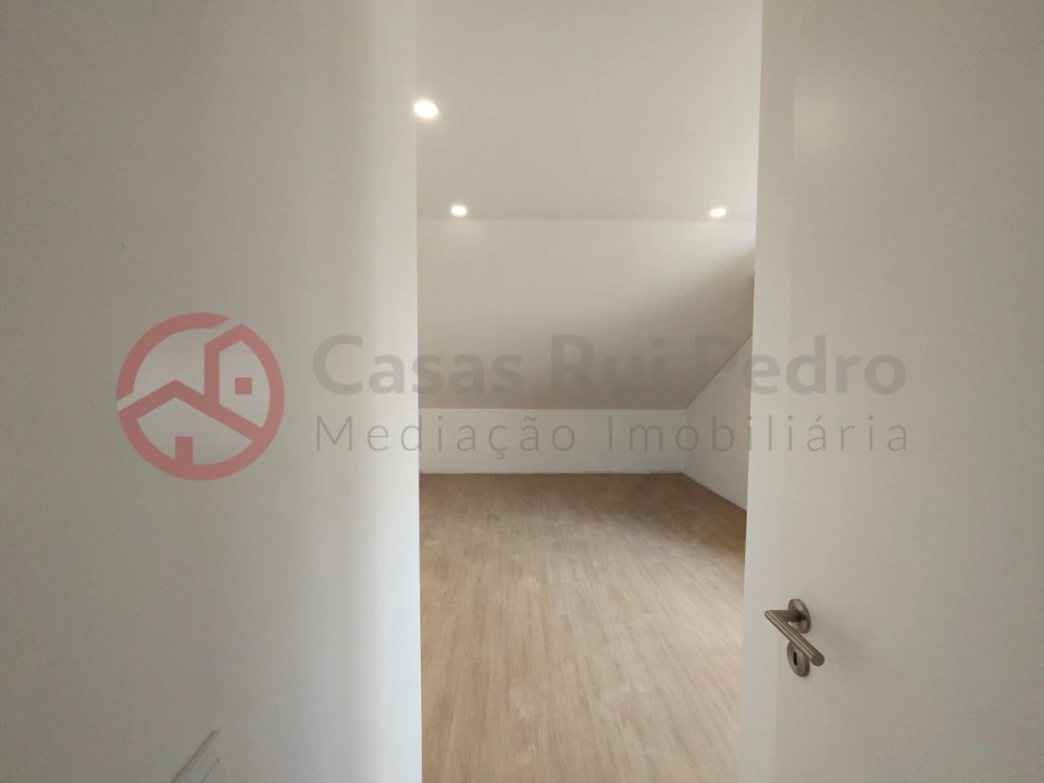 Moradia T4 para Venda em Fernao Ferro Foto 23