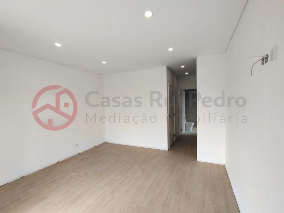 Moradia T4 para Venda em Fernao Ferro Foto 28