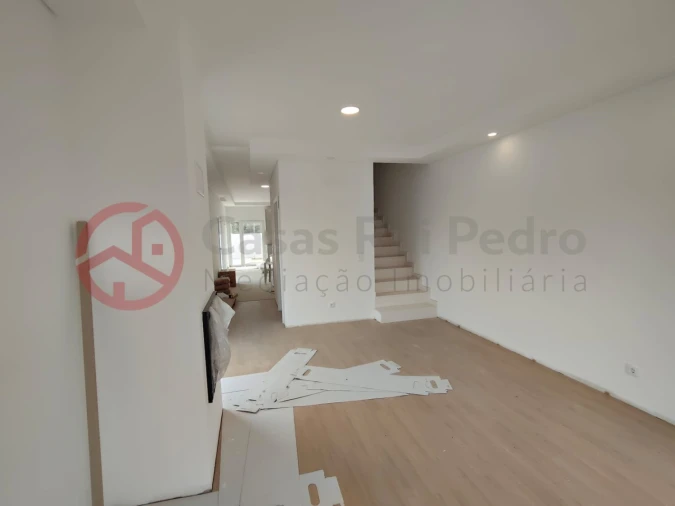 Moradia T4 para Venda em Fernao Ferro Foto 4