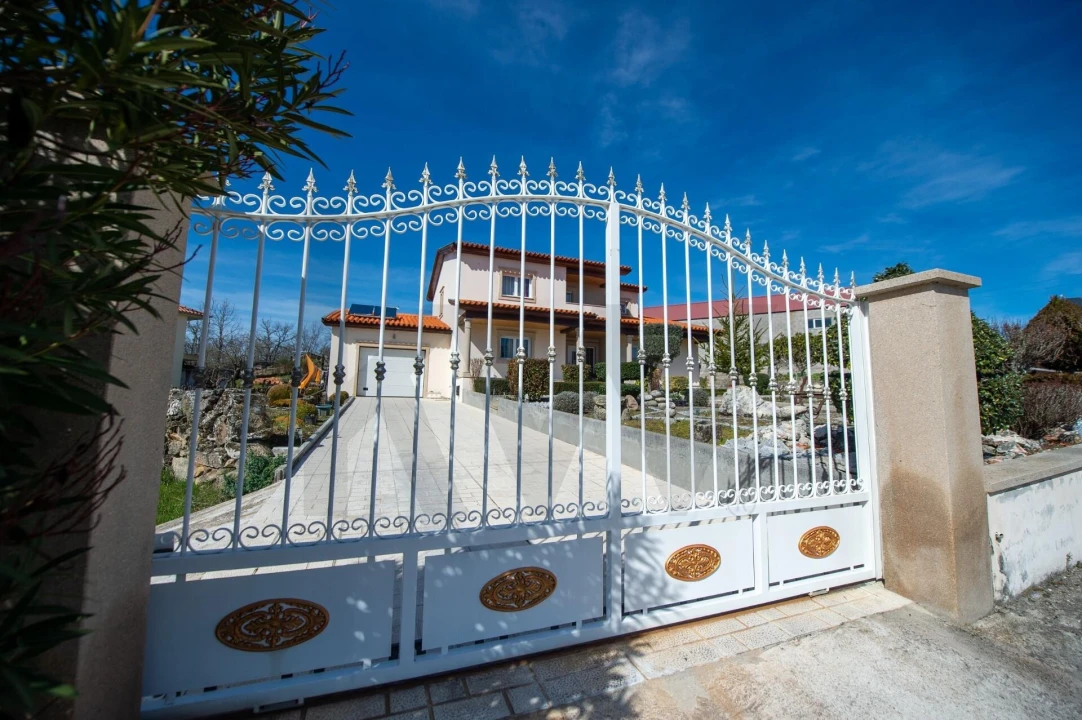 Moradia T4 para Venda em Rapoula do Coa Foto 1