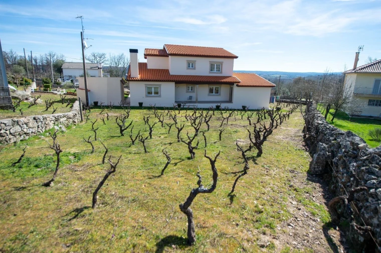 Moradia T4 para Venda em Rapoula do Coa Foto 8