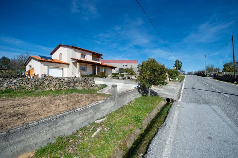 Moradia T4 para Venda em Rapoula do Coa Foto 4