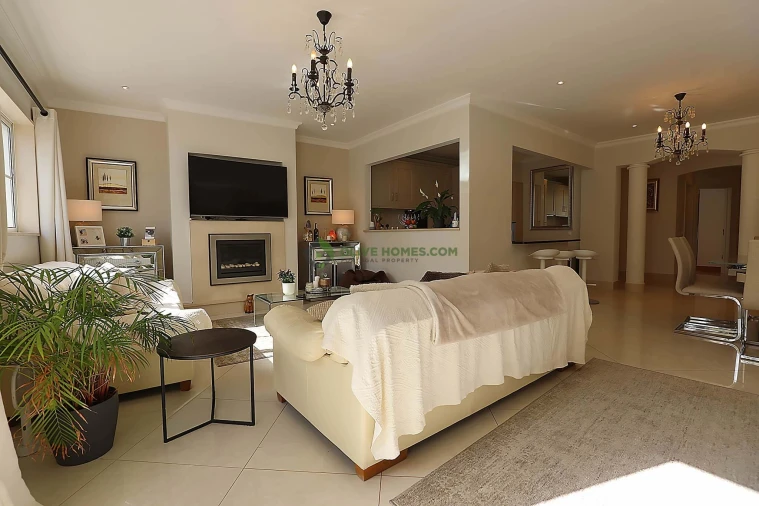 Moradia T4 para Venda em Quarteira Foto 5