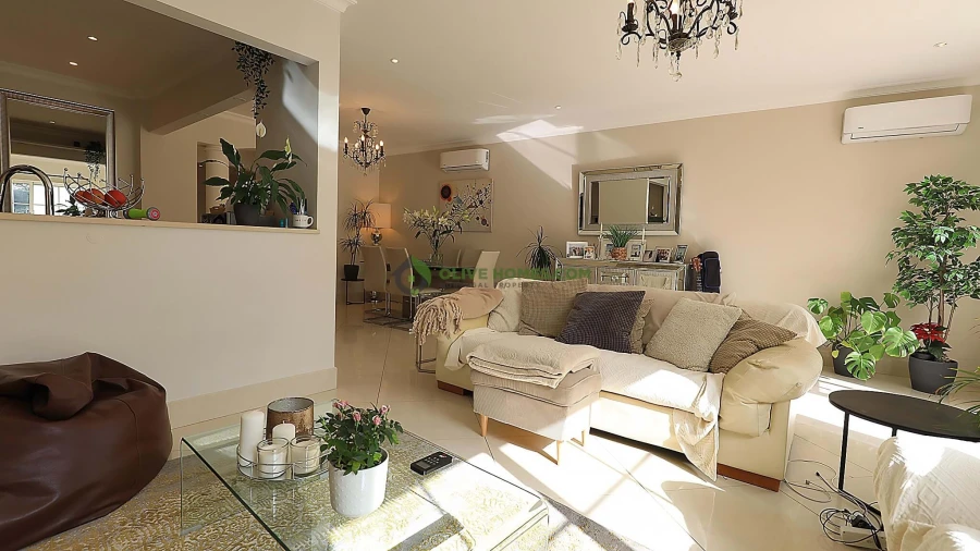 Moradia T4 para Venda em Quarteira Foto 17