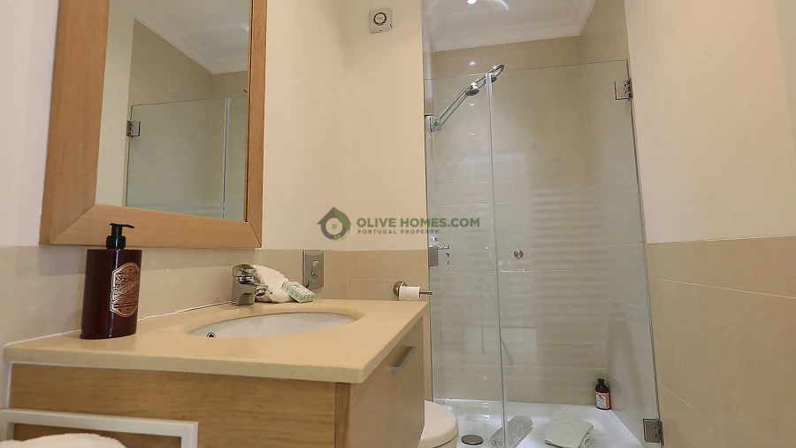 Moradia T4 para Venda em Quarteira Foto 11