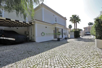 Moradia T4 para Venda em Quarteira
